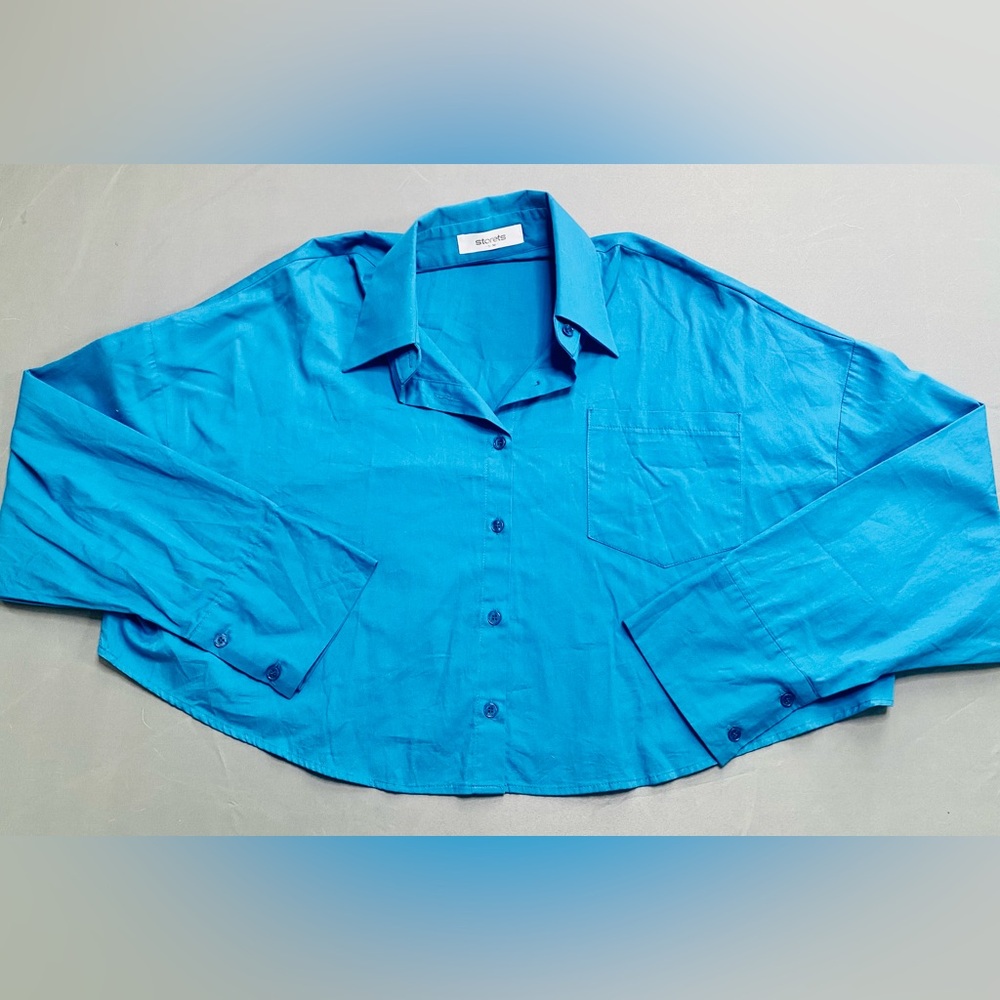 Cropped blue collard shirt. Size S/M. Never been worn.
